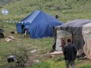 مستعمرون ينصبون خيمتين في أراضي دير دبوان شرق رام الله