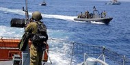 زوارق الاحتلال تلاحق مراكب الصيادين في بحر غزة