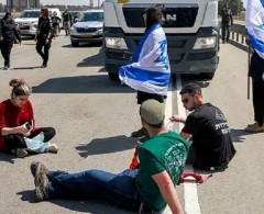 شرطة الاحتلال تعتدي على متظاهرين طالبوا بوقف إطلاق النار على معبر بيت حانون