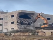 الاحتلال يهدم بناية سكنية و"بركسين" في حزما شمال شرق القدس